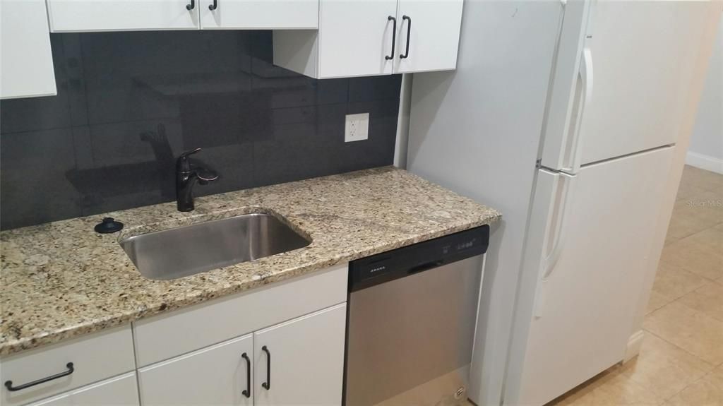 На продажу: $179,500 (2 спален, 2 ванн, 938 Квадратных фут)