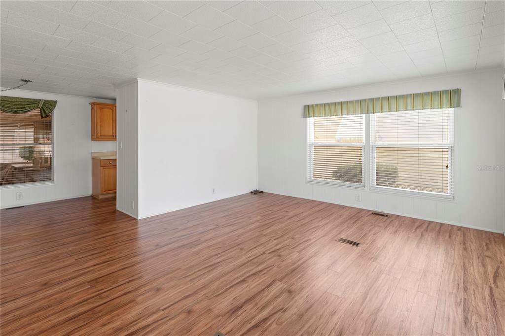 For Sale: $219,000 (3 beds, 2 baths, 1352 Square Feet)