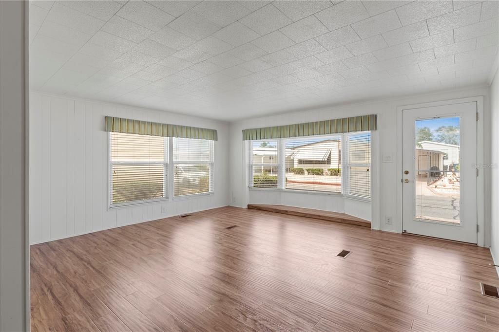 For Sale: $219,000 (3 beds, 2 baths, 1352 Square Feet)