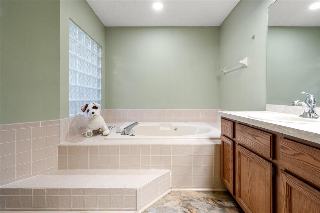 For Sale: $625,000 (4 beds, 2 baths, 2925 Square Feet)