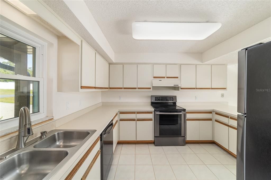 Active With Contract: $248,900 (3 beds, 2 baths, 1550 Square Feet)