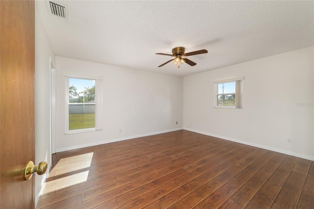 Active With Contract: $248,900 (3 beds, 2 baths, 1550 Square Feet)