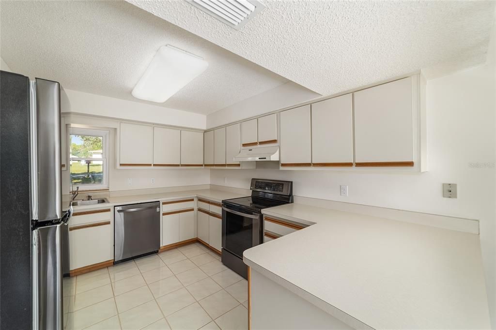 Active With Contract: $248,900 (3 beds, 2 baths, 1550 Square Feet)