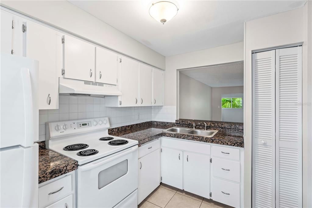 出租: $1,400 (2 贝兹, 2 浴室, 963 平方英尺)