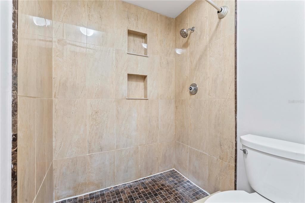 出租: $1,400 (2 贝兹, 2 浴室, 963 平方英尺)