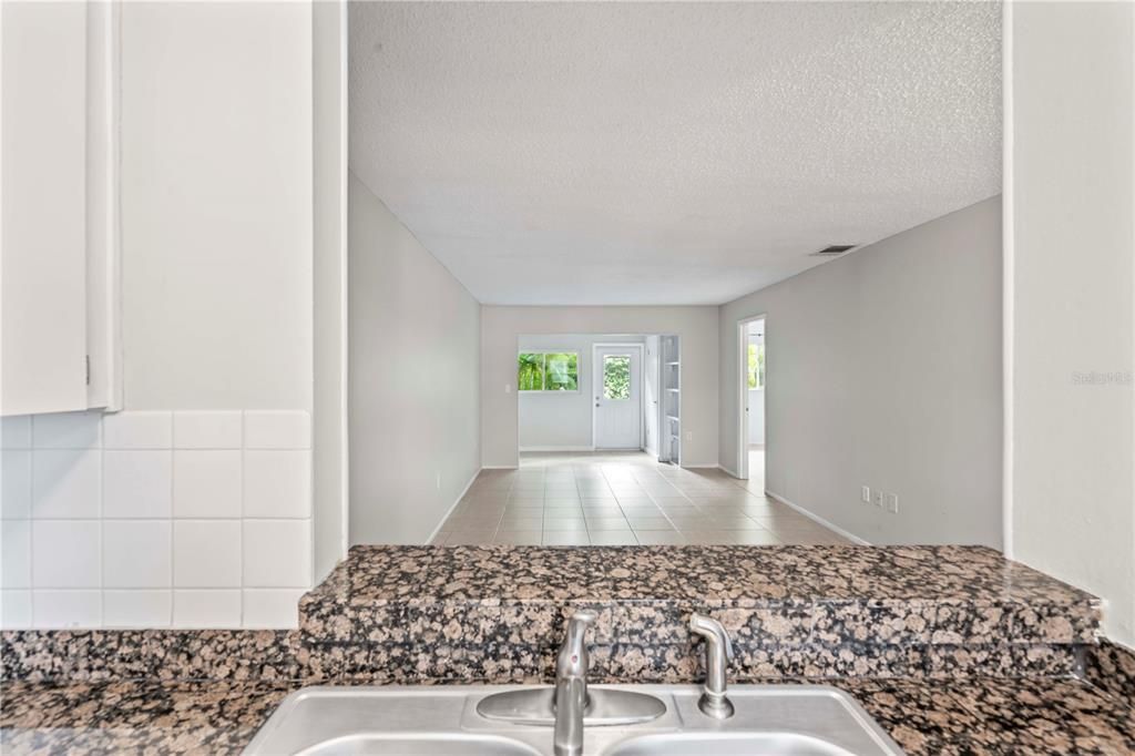 出租: $1,400 (2 贝兹, 2 浴室, 963 平方英尺)