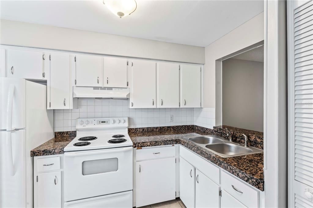 出租: $1,400 (2 贝兹, 2 浴室, 963 平方英尺)