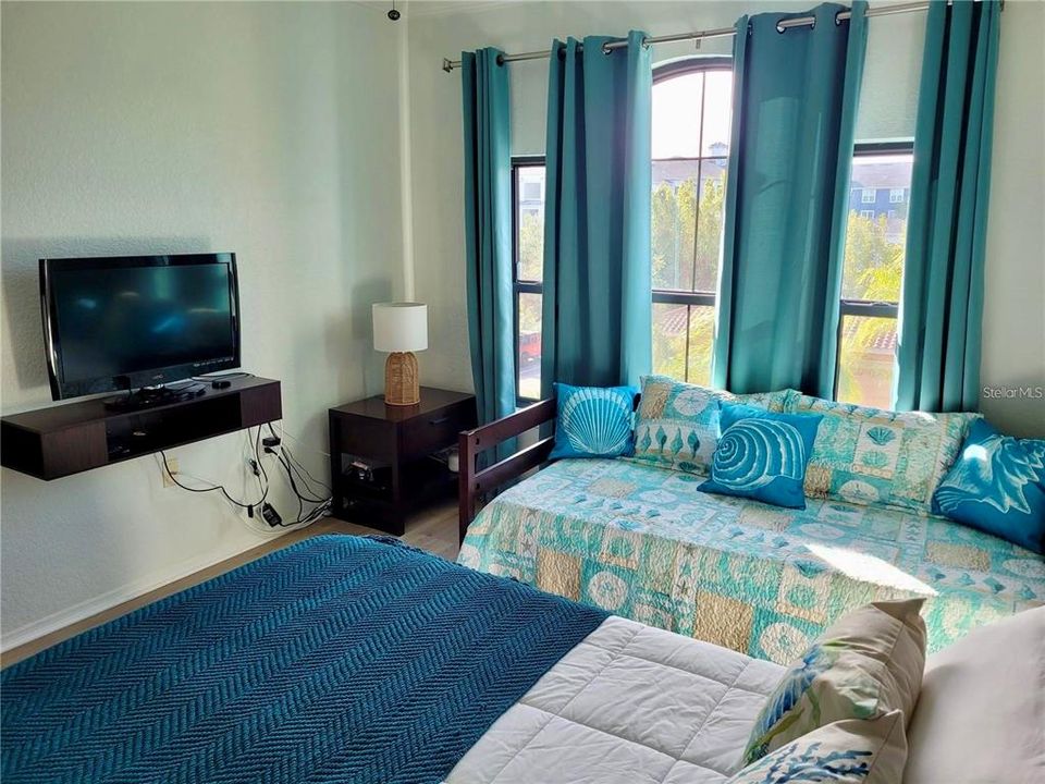 На продажу: $265,000 (2 спален, 2 ванн, 1309 Квадратных фут)