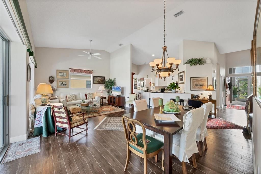 Activo con contrato: $575,000 (2 camas, 2 baños, 1809 Pies cuadrados)