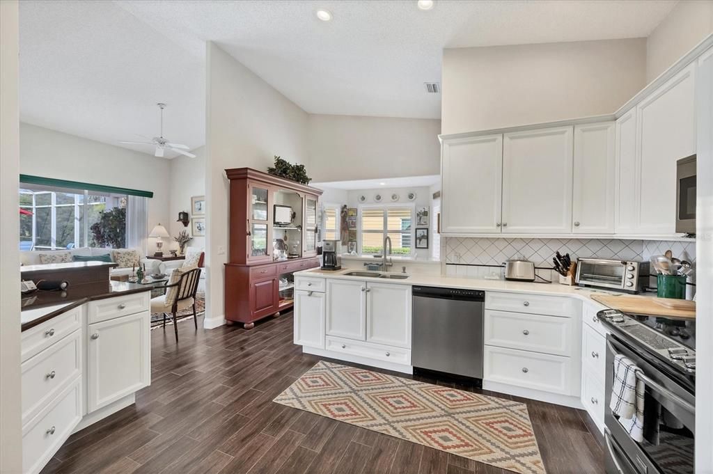 Activo con contrato: $575,000 (2 camas, 2 baños, 1809 Pies cuadrados)