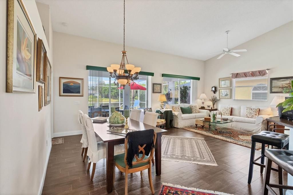 Activo con contrato: $575,000 (2 camas, 2 baños, 1809 Pies cuadrados)