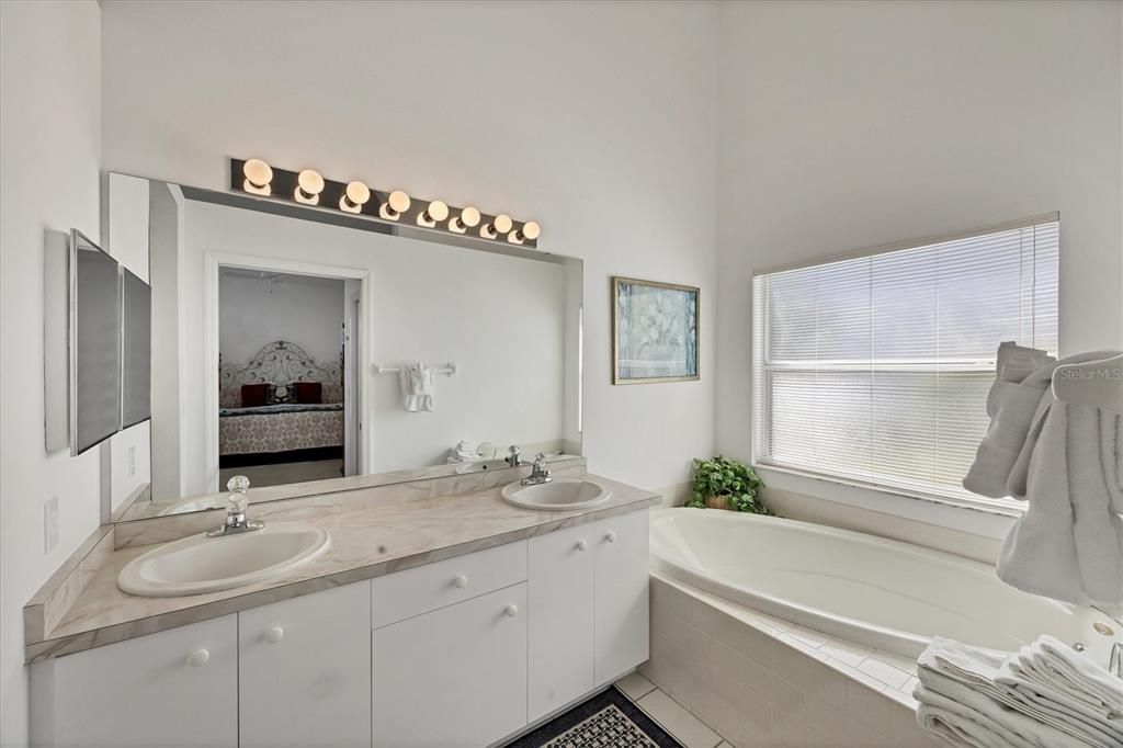 Activo con contrato: $575,000 (2 camas, 2 baños, 1809 Pies cuadrados)