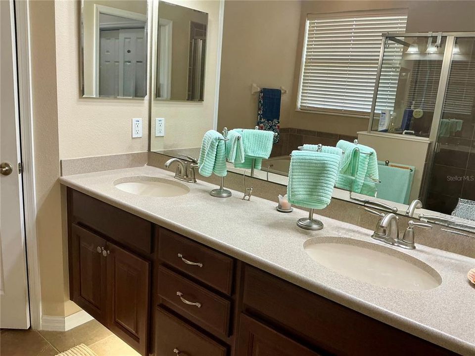 For Sale: $325,000 (3 beds, 2 baths, 1663 Square Feet)