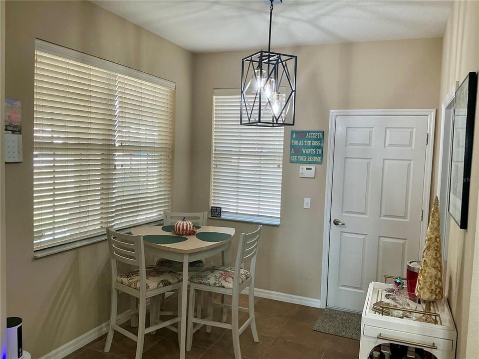 For Sale: $325,000 (3 beds, 2 baths, 1663 Square Feet)