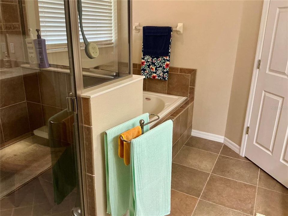 For Sale: $325,000 (3 beds, 2 baths, 1663 Square Feet)