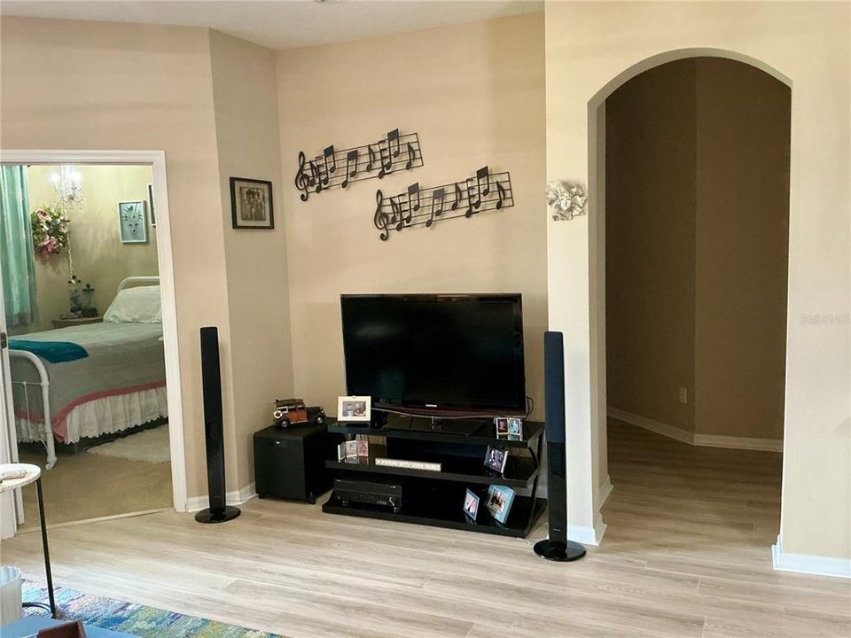 For Sale: $325,000 (3 beds, 2 baths, 1663 Square Feet)