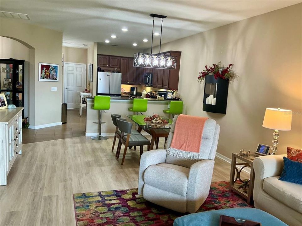 For Sale: $325,000 (3 beds, 2 baths, 1663 Square Feet)