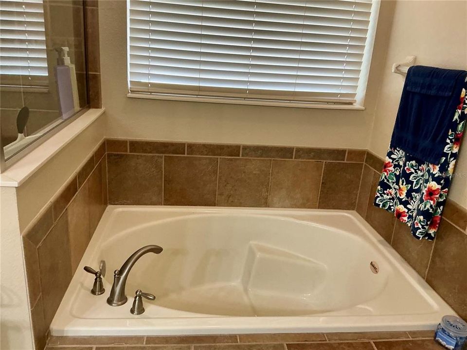 For Sale: $325,000 (3 beds, 2 baths, 1663 Square Feet)