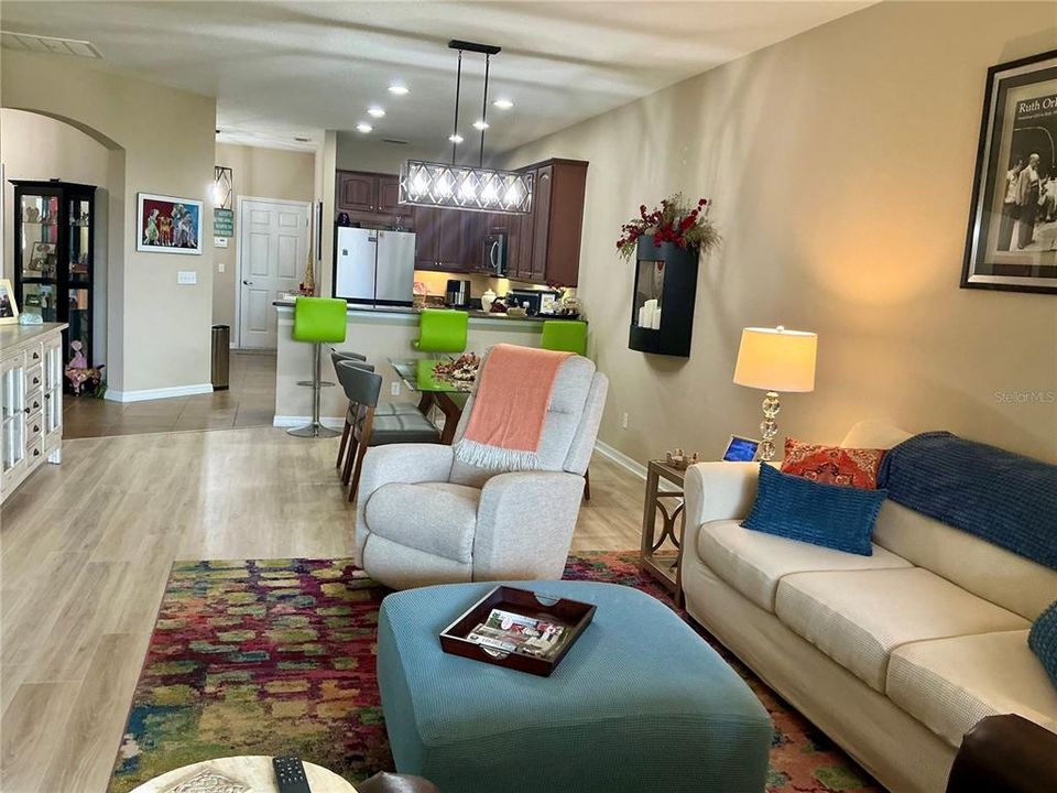 For Sale: $325,000 (3 beds, 2 baths, 1663 Square Feet)