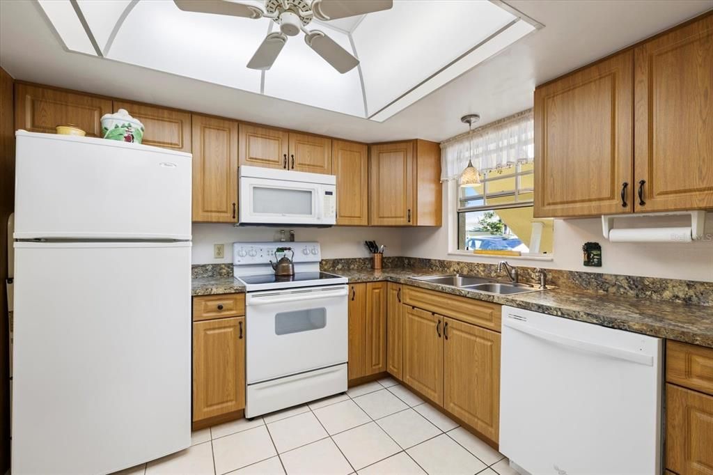 На продажу: $200,000 (2 спален, 2 ванн, 1110 Квадратных фут)