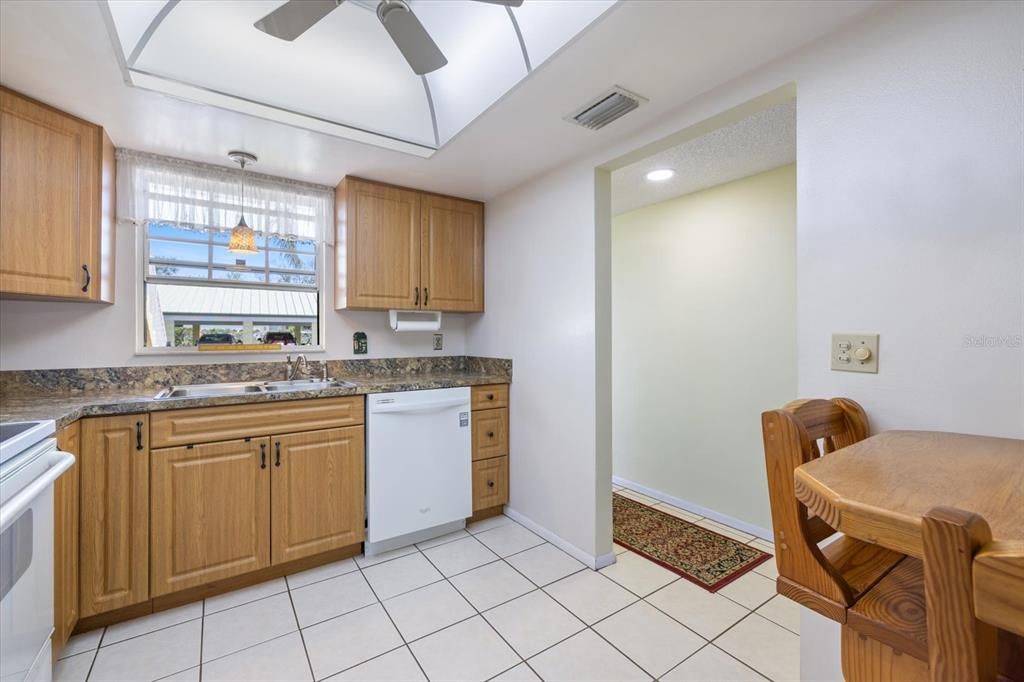 На продажу: $200,000 (2 спален, 2 ванн, 1110 Квадратных фут)