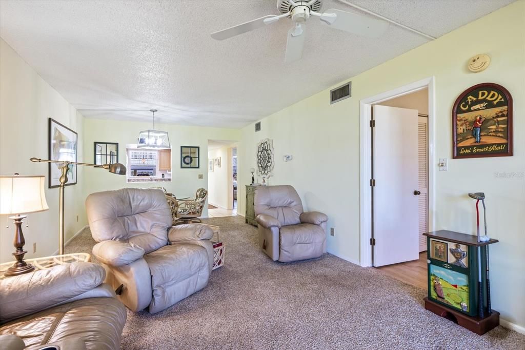 На продажу: $200,000 (2 спален, 2 ванн, 1110 Квадратных фут)