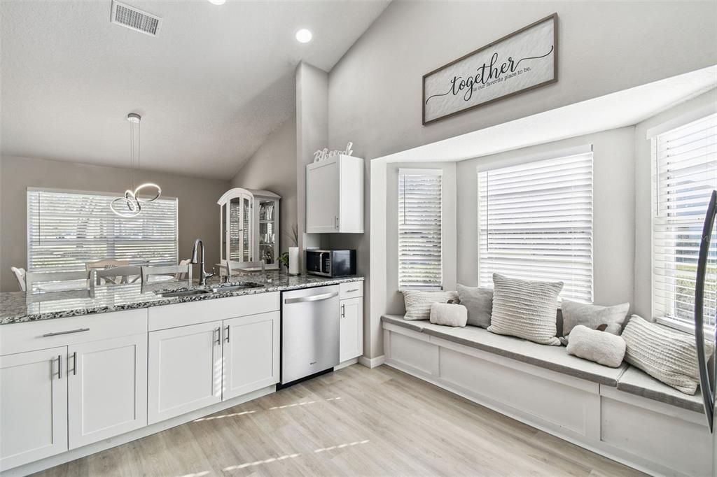 合同活跃: $299,900 (2 贝兹, 2 浴室, 1500 平方英尺)