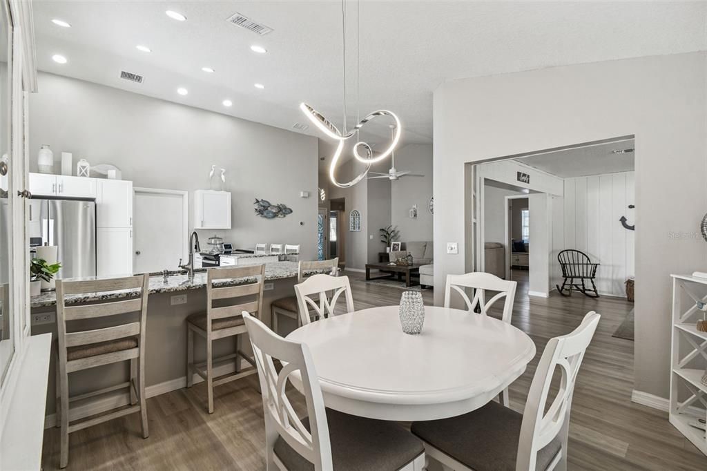 合同活跃: $299,900 (2 贝兹, 2 浴室, 1500 平方英尺)