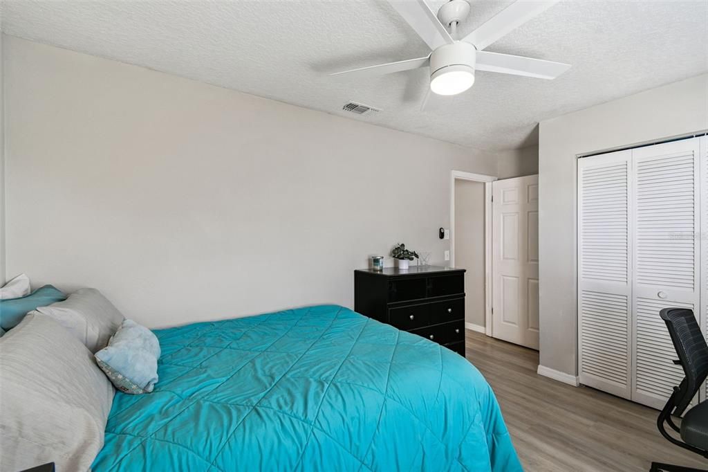 合同活跃: $299,900 (2 贝兹, 2 浴室, 1500 平方英尺)