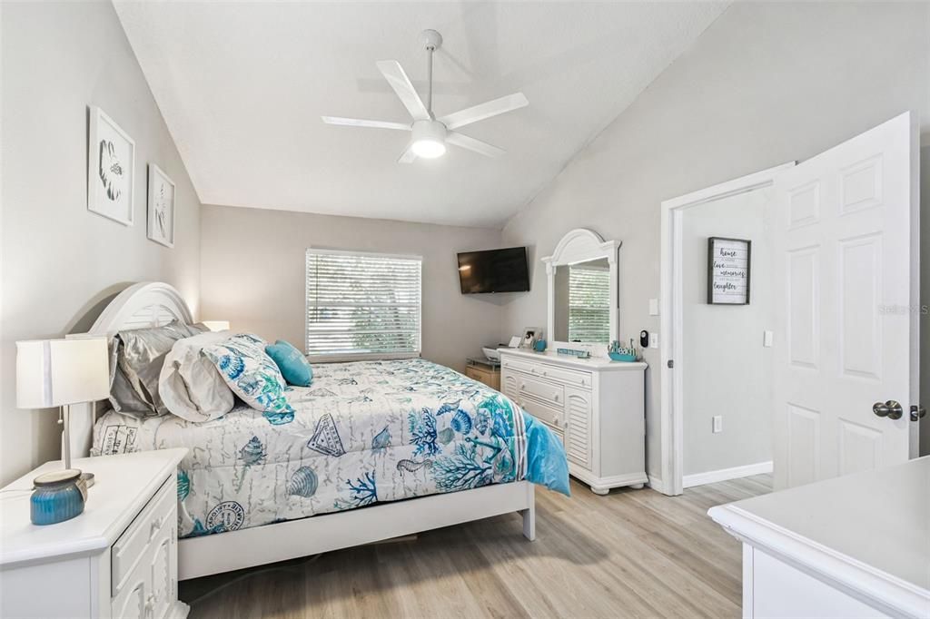 合同活跃: $299,900 (2 贝兹, 2 浴室, 1500 平方英尺)