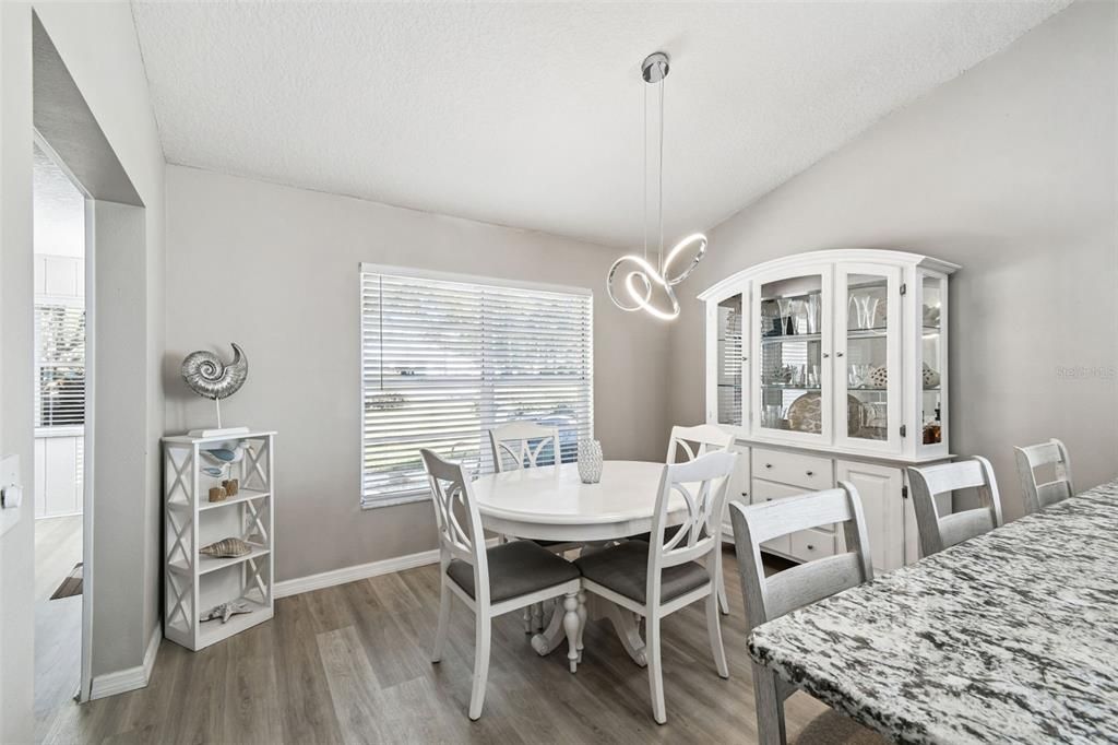 合同活跃: $299,900 (2 贝兹, 2 浴室, 1500 平方英尺)