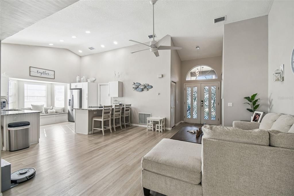 合同活跃: $299,900 (2 贝兹, 2 浴室, 1500 平方英尺)