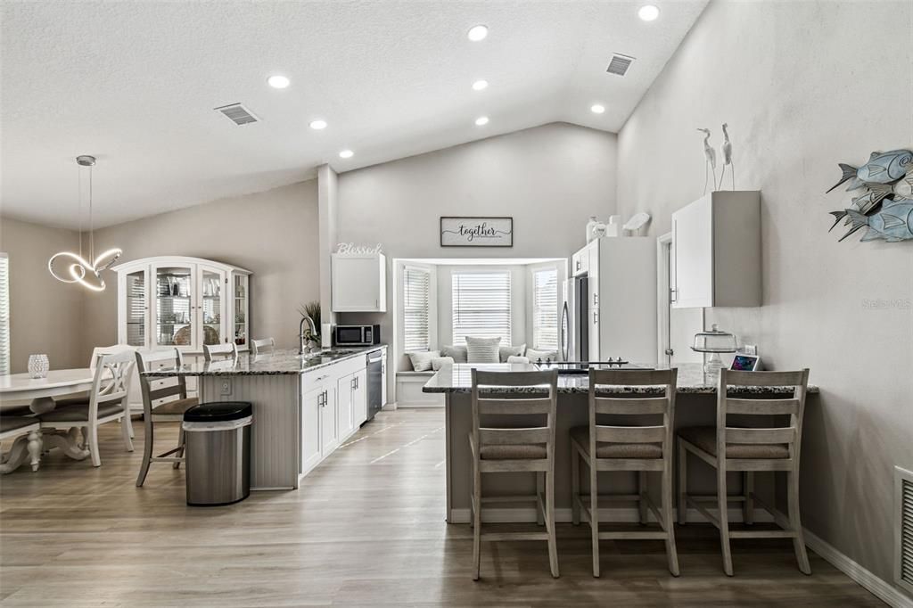 合同活跃: $299,900 (2 贝兹, 2 浴室, 1500 平方英尺)