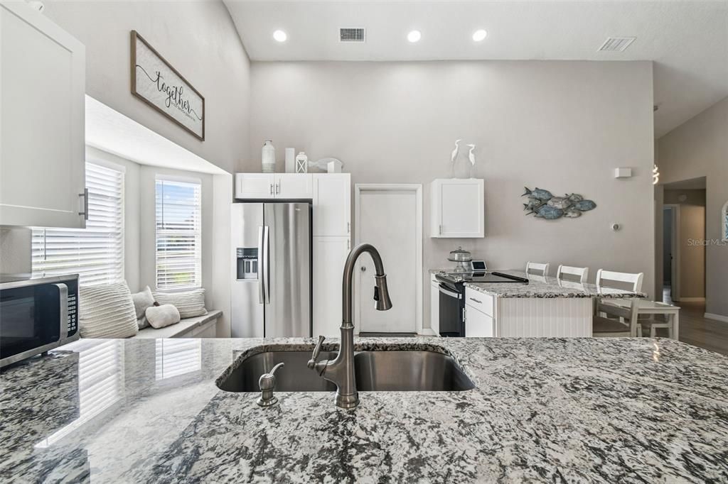 合同活跃: $299,900 (2 贝兹, 2 浴室, 1500 平方英尺)