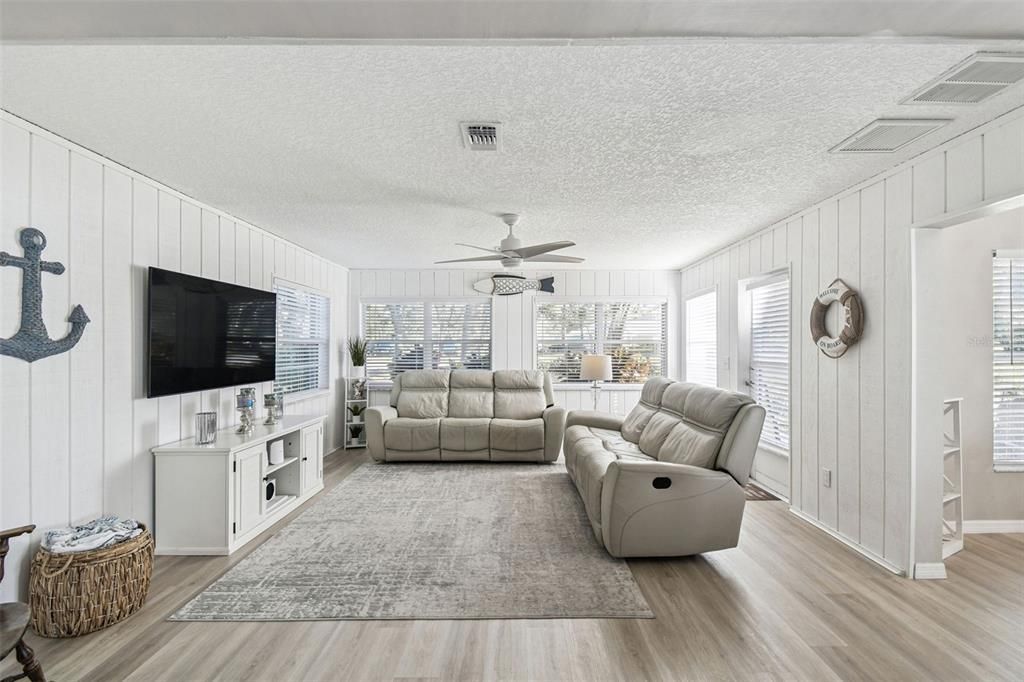 合同活跃: $299,900 (2 贝兹, 2 浴室, 1500 平方英尺)