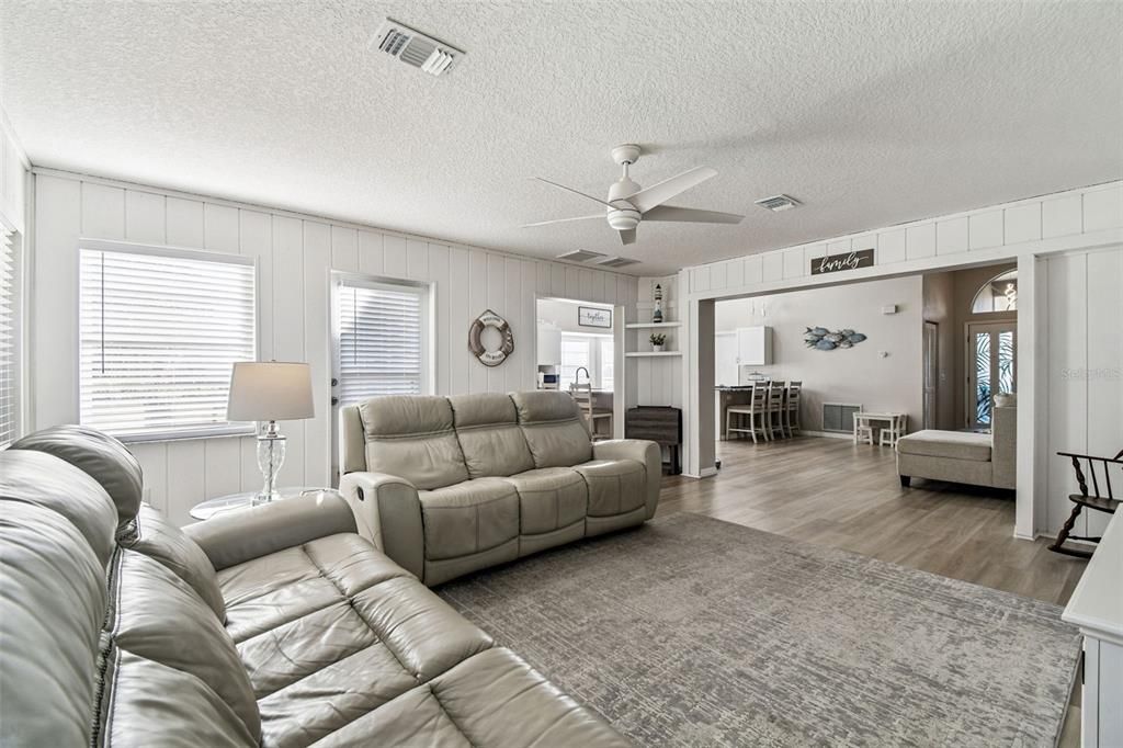 合同活跃: $299,900 (2 贝兹, 2 浴室, 1500 平方英尺)