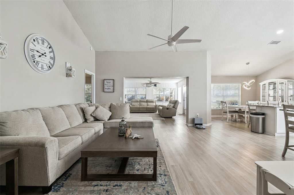 合同活跃: $299,900 (2 贝兹, 2 浴室, 1500 平方英尺)