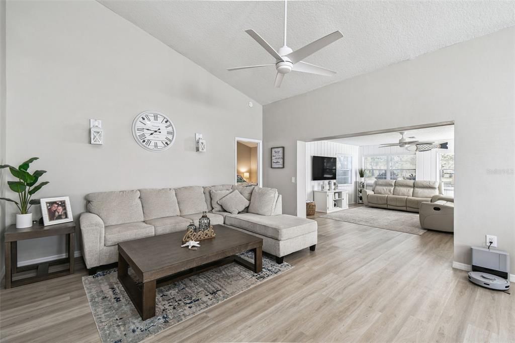 合同活跃: $299,900 (2 贝兹, 2 浴室, 1500 平方英尺)