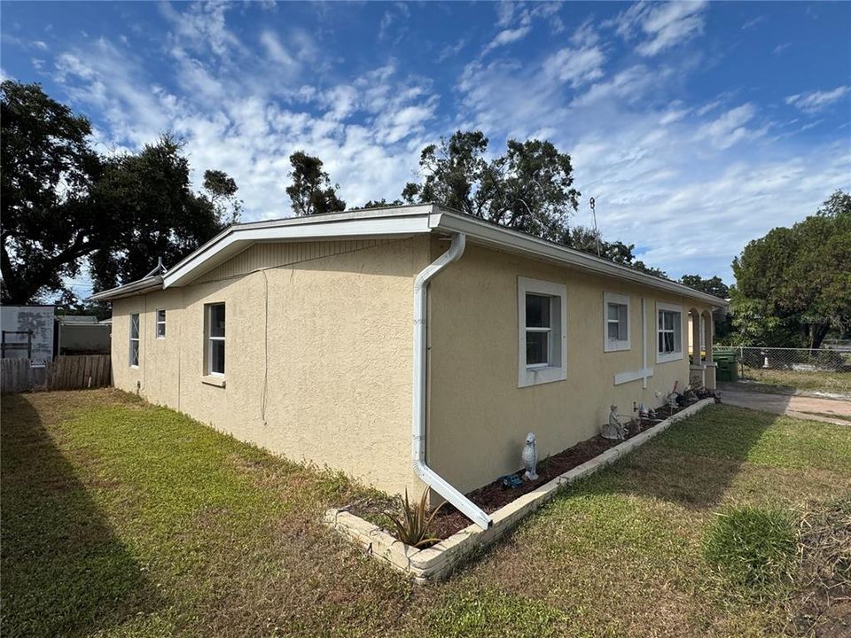 Active With Contract: $234,900 (3 beds, 2 baths, 1384 Square Feet)