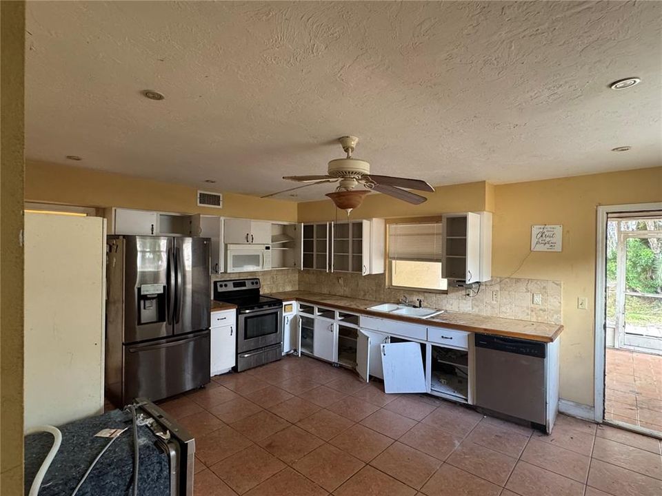 Active With Contract: $234,900 (3 beds, 2 baths, 1384 Square Feet)