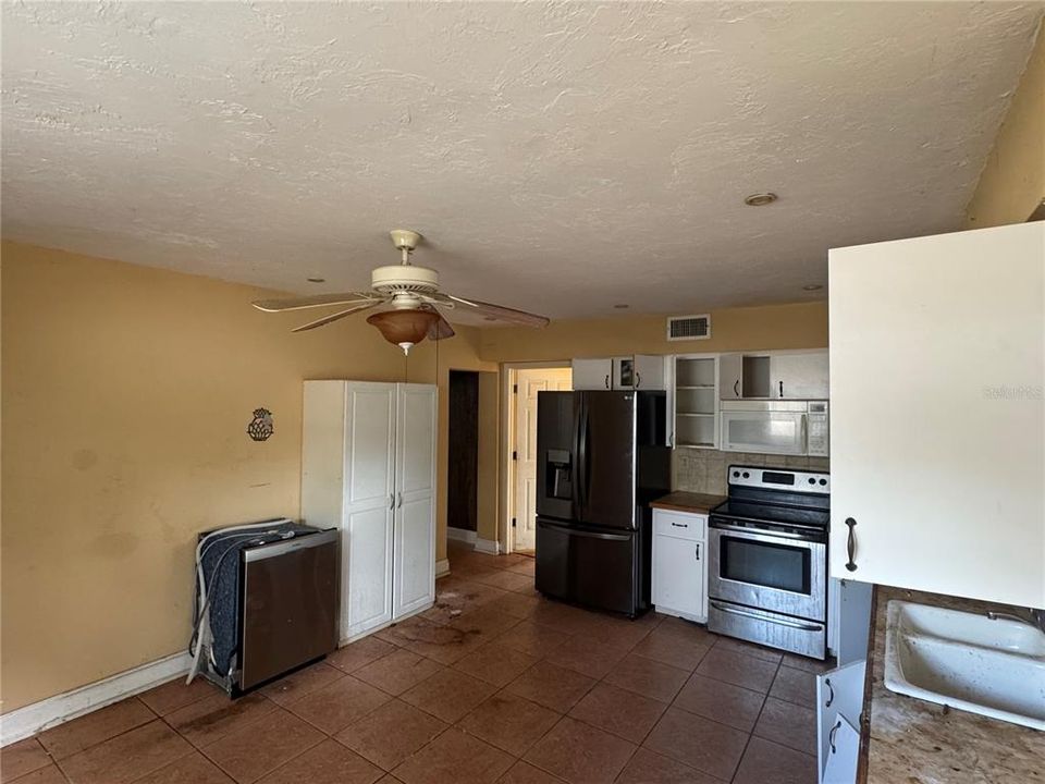 Active With Contract: $234,900 (3 beds, 2 baths, 1384 Square Feet)