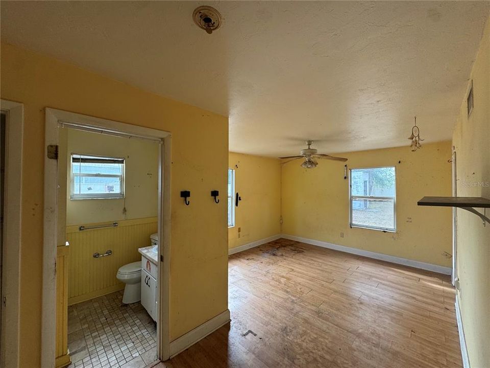 Active With Contract: $234,900 (3 beds, 2 baths, 1384 Square Feet)