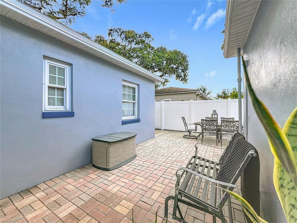 Active With Contract: $435,000 (2 beds, 1 baths, 984 Square Feet)