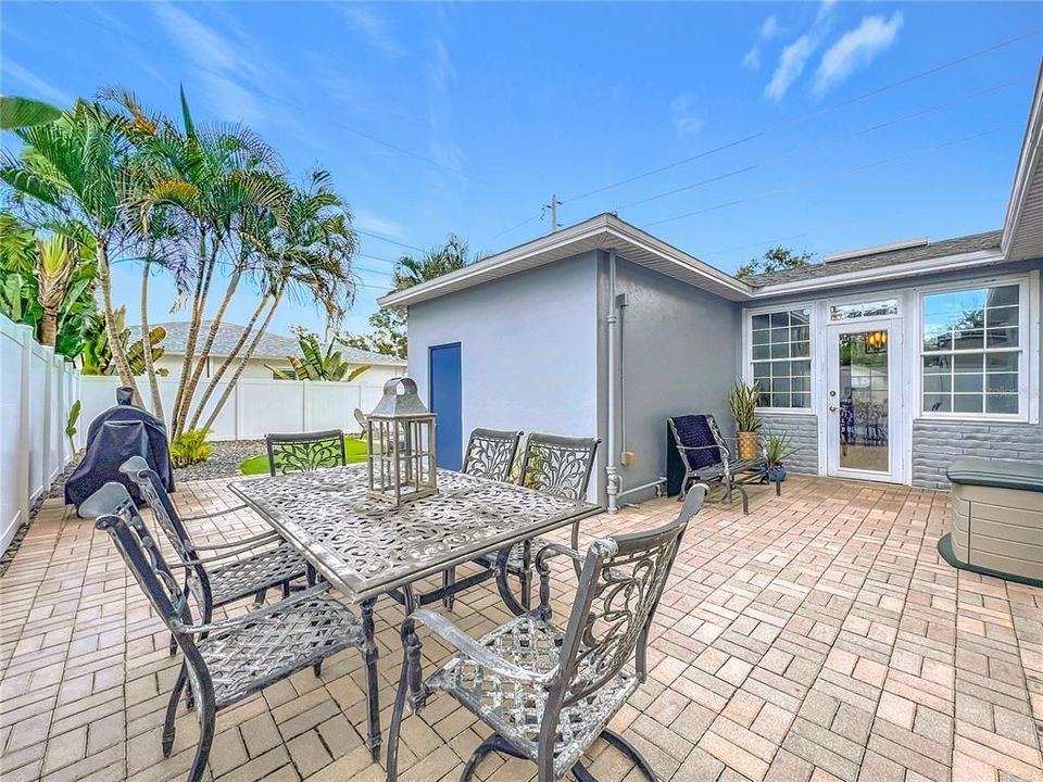 Active With Contract: $435,000 (2 beds, 1 baths, 984 Square Feet)