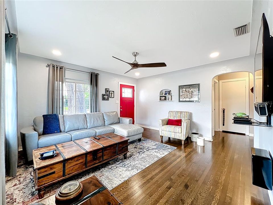 Active With Contract: $435,000 (2 beds, 1 baths, 984 Square Feet)