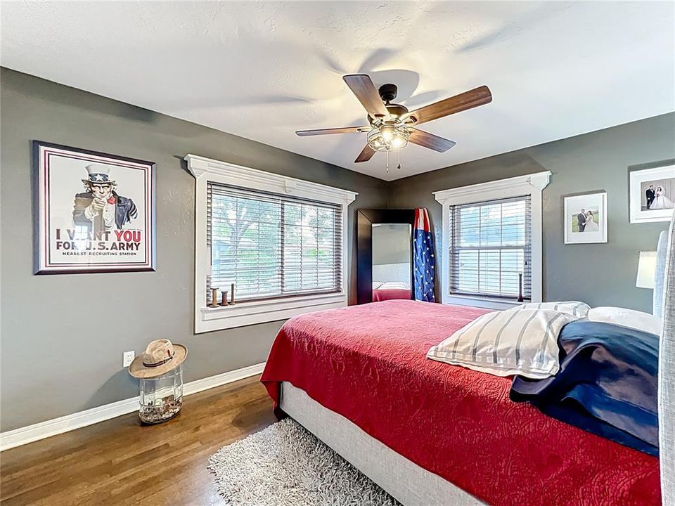 Active With Contract: $435,000 (2 beds, 1 baths, 984 Square Feet)