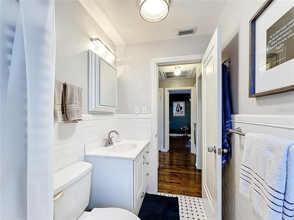 Active With Contract: $435,000 (2 beds, 1 baths, 984 Square Feet)