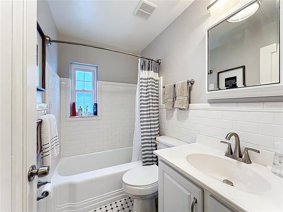 Active With Contract: $435,000 (2 beds, 1 baths, 984 Square Feet)