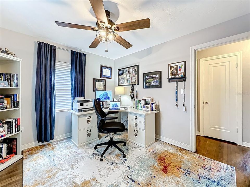 Active With Contract: $435,000 (2 beds, 1 baths, 984 Square Feet)