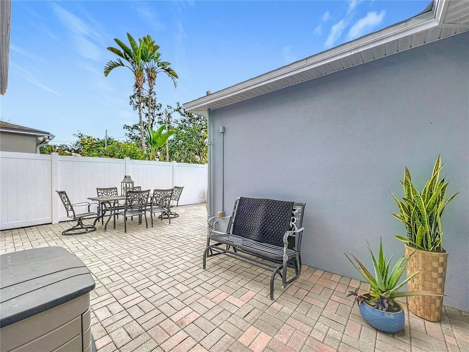 Active With Contract: $435,000 (2 beds, 1 baths, 984 Square Feet)